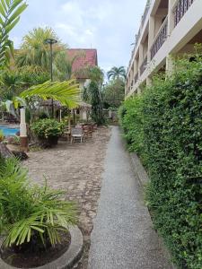 a walkway next to a building with a resort at Ban Nam Mao Resort in Na Jomtien