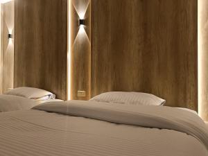 Sheraton Ocean 506 - Private apartments في القاهرة: سريرين في غرفة نوم بجدران خشبية