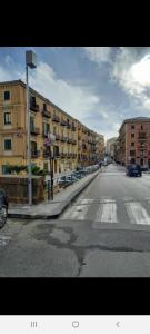 une rue urbaine vide avec des bâtiments en arrière-plan dans l'établissement G.S. APARTMENTS, à Caltanissetta