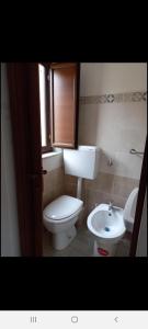 małą łazienkę z toaletą i umywalką w obiekcie G.S. APARTMENTS w mieście Caltanissetta