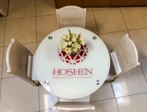 ウーマニにあるHoshen Hotelの便器の上に座る花鉢