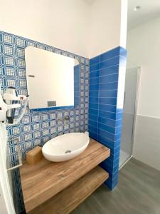 La salle de bains est pourvue d'un lavabo et d'un miroir. dans l'établissement Casa Lombardi, à Santa Maria di Castellabate