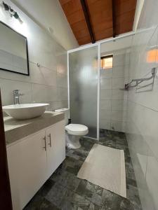 uma casa de banho com um lavatório e um WC em Haasienda 