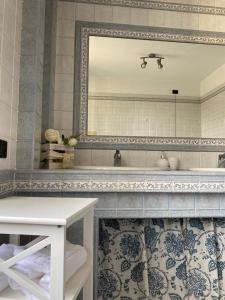 bagno con lavandino e specchio di Il Caravaggio Guest House a Grassobbio