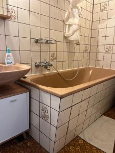 Fränkisch-CrumbachにあるMonteurzimmer Reuhl - Ferienwohnungen Rodensteinの洗面台付きの浴室の浴槽 +60枚の写真