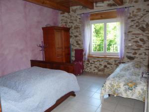 een slaapkamer met een bed en een raam bij Gîte LA FENIAL in Montredon-Labessonnié