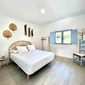 a bedroom with a large bed and a window at Casa rural La Casona de Monterrey in Venturada