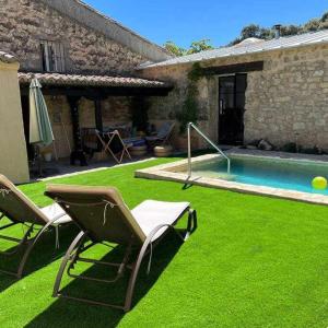 a yard with lawn chairs and a swimming pool at Casa rural La Casona de Monterrey in Venturada