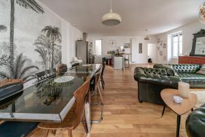 een woonkamer met een bank en een tafel bij Grande Maison Vichy - Maison ou Appartements en Centre ville in Vichy
