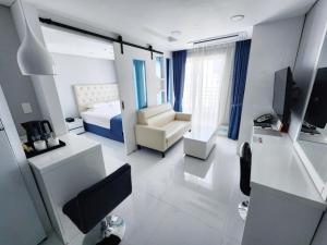 una camera con letto e sedia di Hotel STAYON a Geoje