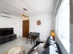 ein Wohnzimmer mit Sofa und Tisch in der Unterkunft 1 Mijas Apartment in Mijas