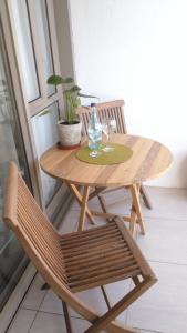 una mesa de madera con dos vasos y una botella en The Quadrant, G505, en Ciudad del Cabo