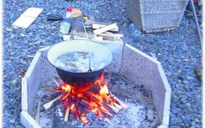 um grande pote em cima de um fogo em um caldeirão em Ferienhaus WaldLuftin em Lauscha