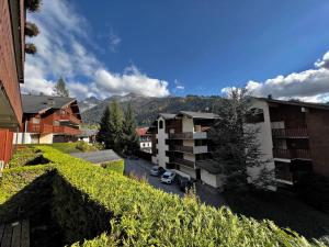 vistas a una ciudad con edificios y montañas en Elior 2 - 2 pieces proche pistes en La Clusaz