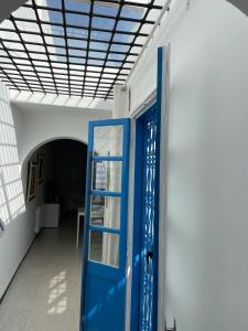 uma porta azul num quarto com tecto em Chez ADAC em Sidi Bou Said