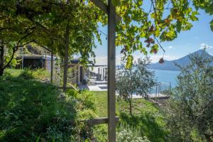 una vista desde el jardín de una casa con vistas al agua en Villa Ca' Stella Lake Garda, en Brenzone sul Garda