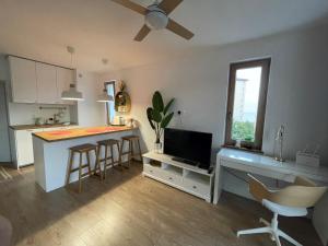 Kuchyňa alebo kuchynka v ubytovaní cosy condo 5 min do plaży z balkonem Gdynia