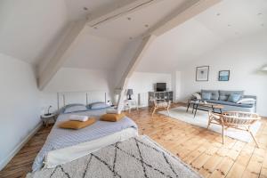 een slaapkamer met een bed en een woonkamer bij Grande Maison Vichy - Maison ou Appartements en Centre ville in Vichy