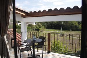 patio con mesa y sillas en el balcón en Casa Dornella - Casa de Hospedaje, en Guaduas