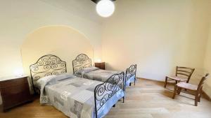 Zimmer mit 2 Betten, einem Tisch und Stühlen in der Unterkunft Central Huge terrazza Duomo With Spectacular Views - sleeps 6 in Spoleto