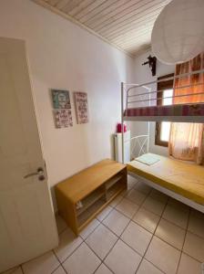 Cette petite chambre comprend des lits superposés et une fenêtre. dans l'établissement Sofia's Apartment, à Skiathos Chora