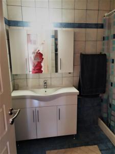 La salle de bains est pourvue d'un lavabo et d'un miroir. dans l'établissement Sofia's Apartment, à Skiathos Chora