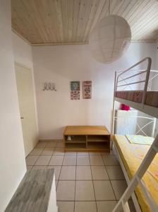 Cette chambre comprend deux lits superposés et une lampe. dans l'établissement Sofia's Apartment, à Skiathos Chora