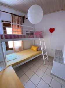 Cette petite chambre comprend des lits superposés et une fenêtre. dans l'établissement Sofia's Apartment, à Skiathos Chora