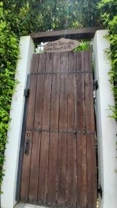 una puerta de madera con un cartel en la parte superior en Casa Dornella - Casa de Hospedaje, en Guaduas