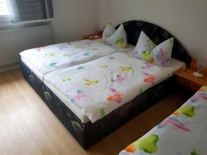 Postel nebo postele na pokoji v ubytování Bungalow Weidling + 5 fotografií
