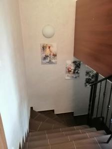 een trap met drie foto's aan de muur bij Джерело in Kamjanets-Podilsky