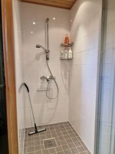 een badkamer met douche bij Villa Silve, yhden makuuhuoneen omakotitalo. in Lohja
