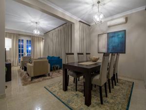 - une salle à manger avec une table et des chaises dans l'établissement Alvanti Residences, à Accra