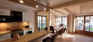 a kitchen and dining room with a table and chairs at Hochalmbahnen Chalets Rauris 1-18, Maislaufeldweg 1t in Rauris