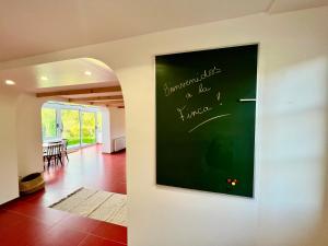 COC - Villa La Finca في Audembert: لوحة على جدار في الغرفة