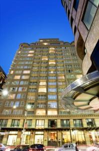 un edificio alto con macchine parcheggiate di fronte di Huge Exec Apartment -Fantastic CBD Location B21001 a Sydney