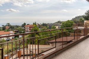 uma varanda com vista para a cidade em Casa Venera sull'etna em Nicolosi