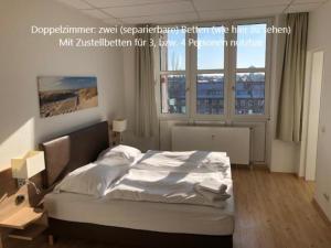 ブレーマーハーフェンにあるBusinessInn.de Aparthotel Bremerhavenのベッドルーム1室(ベッド1台、大きな窓付)