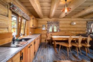 ein Esszimmer mit einem Tisch in einer Blockhütte in der Unterkunft Chatky JOSU in Zuberec