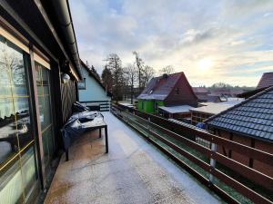 un balcón de una casa con un banco en Ferienhaus Döring, en Hasselfelde