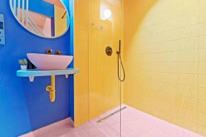Crazy 44sqm 3room maisonette apt Near center في برلين: حمام مع حوض ومرآة