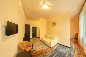 Televiisor ja/või meelelahutuskeskus majutusasutuses Vanadzor Armenia Health Resort & Hotel