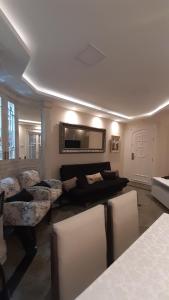 a living room with a couch and a table at Lindo Flat no Edifício Cosmopolitan, com GARAGEM e PISCINA in Santos
