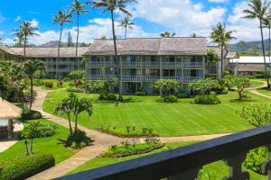 una vista exterior de un gran edificio con jardín en Islander on the Beach 333 en Kapaa