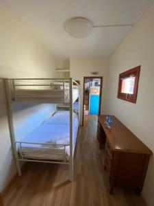 sypialnia z 2 łóżkami piętrowymi i biurkiem w obiekcie El Olivar Fuerteventura Holidays w mieście Puerto del Rosario