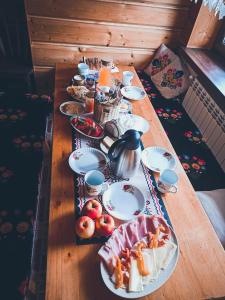 einem Holztisch mit Teller mit Lebensmitteln darauf in der Unterkunft Górski Wypoczynek in Stryszawa