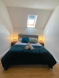 1 dormitorio con 1 cama con 2 toallas en Modern Spacious Flat In Ipswich - Sleeps 6 - Parking, en Freston