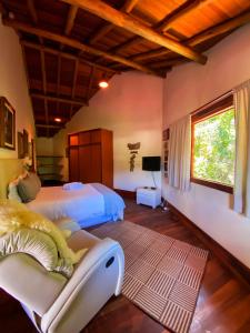 1 dormitorio con 2 camas y sofá en Go Organic Club - Santo Antônio do Pinhal SP, Brasil, en Santo Antônio do Pinhal