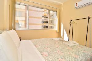 Custo benefício e Praticidade no Centro de Floripa P1144 في فلوريانوبوليس: غرفة نوم بسرير ونافذة