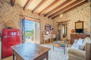 Posezení v ubytování CAN PULIT - finca romántica para 2 con piscina y vistas en Selva Mallorca